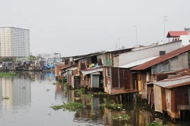 Đa số những căn nhà nằm trên kênh rạch đều rất lụp sụp và tạm bợ.