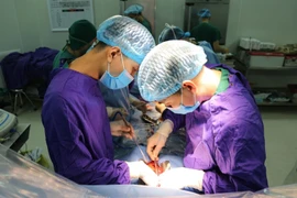 Lần đầu tiên Quảng Ninh mổ Bắc câu nối động mạch chủ và động mạch vành nhờ chuyển giao kỹ thuật từ BV Đại học y