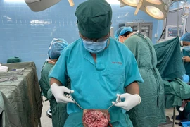 Đắp lá cây khiến khối u ở âm hộ bùng phát