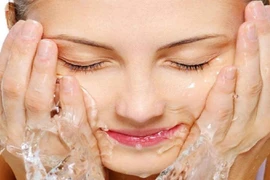 Khăn+ nước nóng= hỏng da mặt