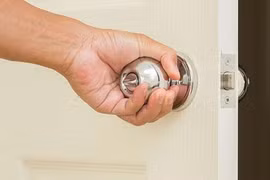 nCoV rất khó lây truyền qua các bề mặt như tay nắm cửa 