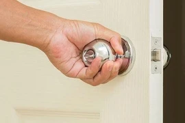 nCoV rất khó lây truyền qua các bề mặt như tay nắm cửa 