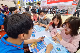 Thí sinh nghe tư vấn tuyển sinh của Trường Đại học Khoa học Tự nhiên, Đại học Quốc gia Hà Nội.