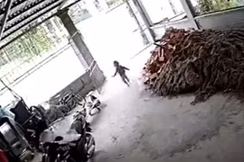 Clip em bé thoát chết may mắn gây sốc dân mạng và cảnh báo các phụ huynh