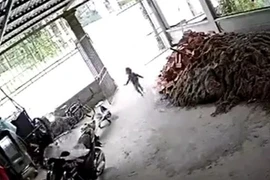 Clip em bé thoát chết may mắn gây sốc dân mạng và cảnh báo các phụ huynh