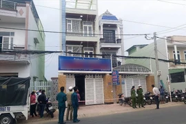 Cơ quan chức năng đang tiến hành phong tỏa hiện trường, khám nghiệm tử thi và xác minh, điều tra vụ việc.