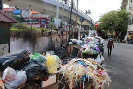 Hà Nội sẽ lựa chọn lại nhà thầu thu gom rác