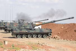 Pháo binh Thổ Nhĩ Kỳ pháo kích trên vùng đông bắc Syria. Ảnh South Front