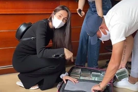 Vợ chồng Thủy Tiên - Công Vinh mang cả vali tiền đi cứu trợ miền Trung