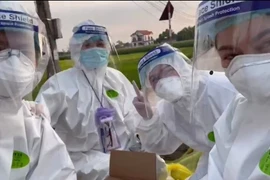 Những người hùng giữa tâm dịch Covid-19: Không dám uống nước, đóng bỉm, ngất xỉu… nhưng “bao giờ hết dịch mới về”