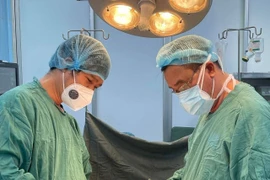 Ung thư buồng trứng to lan tràn ở bé gái 17 tuổi