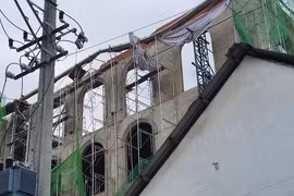 Sập giàn giáo ở TP Hồ Chí Minh 4 người rơi xuống đất, 2 người chết