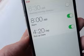 Đặt báo thức bằng di động: Thói quen tai hại, "hủy hoại" ngày mới