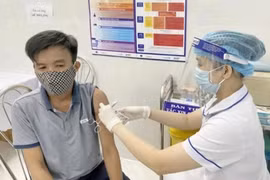 Quảng Ngãi: Xem xét kỷ luật cán bộ vì không tiêm văccine