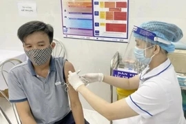 Quảng Ngãi: Xem xét kỷ luật cán bộ vì không tiêm văccine