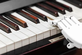 Chip RAM khí 8 bit giúp robot chơi piano
