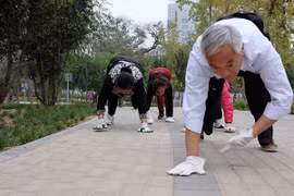 Người già cẩn trọng khi tập bò