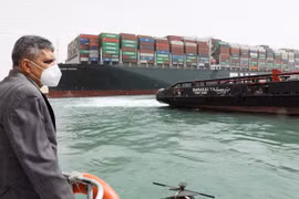 Vì sao con tàu chắn ngang kênh đào Suez gây thiệt hại toàn cầu