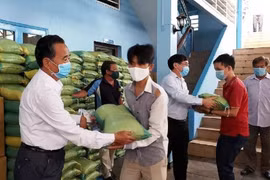 Bàn giao 85.000USD giúp người Việt tại Campuchia phòng chống dịch