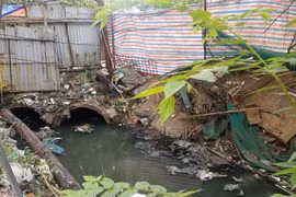 Nước thải "bức tử" sông hồ Hà Nội