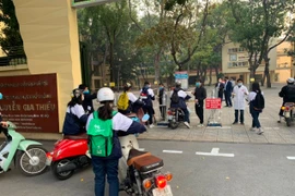 Học sinh lớp 12 Trường THPT Nguyễn Gia Thiều trở lại trường sáng 6/12 sau thời gian dài học trực tuyến. Ảnh: Đặng Liễu.