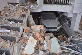 Nhà sập tan hoang sau vụ nổ ở Sài Gòn