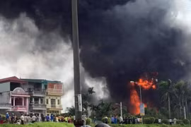 Cháy kho ở Long Biên: Có hiện tượng hóa chất rò rỉ ra ngoài