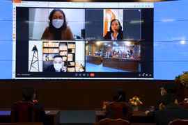 Người dân thực hiện cuộc gọi đến Tổng đài 1022 tư vấn điều trị Covid-19 tại nhà.