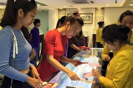 Giá vàng bất ngờ tăng vọt hơn 700 nghìn đồng lên 38,3 triệu đồng/lượng