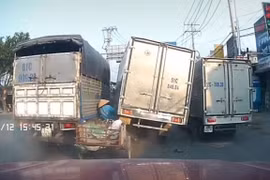 Người đàn ông bị xe tải tông văng vào xe tải đang dừng kế bên.