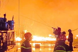 Xưởng gỗ bị thiêu rụi trong đêm ở TP.HCM