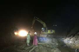 Xuyên đêm mở đường để phương tiện vào hiện trường đưa thi thể ra ngoài