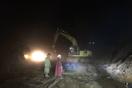 Xuyên đêm mở đường để phương tiện vào hiện trường đưa thi thể ra ngoài