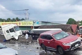 Cuộn thép rơi xuống đường, ôtô lao lên dải phân cách