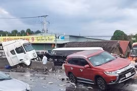 Cuộn thép rơi xuống đường, ôtô lao lên dải phân cách