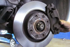 Xử lý như thế nào khi phanh xe ô tô bị bó cứng?