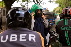 Grab không phạm luật khi mua Uber tại Việt Nam 