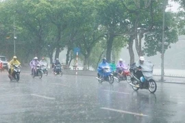 Ngày 5/4, miền Bắc nắng đẹp, trời se lạnh, miền Nam mưa giông cục bộ.