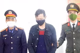 Cơ quan chức năng bắt giữ bị can Nguyễn Đức Hùng.