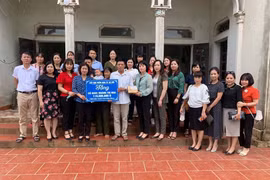 Hà Nội: Tặng quà cho giáo viên mầm non bị bệnh hiểm nghèo