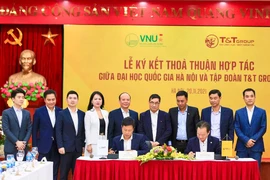 Chủ tịch HĐQT kiêm Tổng Giám đốc T&T Group Đỗ Quang Hiển và GS.TS Lê Quân, Giám đốc ĐHQHN ký kết Thỏa thuận hợp tác chiến lược.