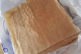 Lá chuối bảo quản bánh đa nem ngày Tết