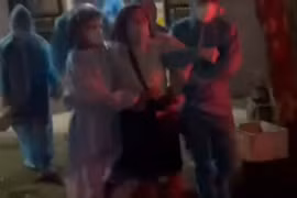 Bắc Giang: Điều cả xe thang tới cưỡng chế đi cách ly F1 cố thủ trên tầng 3