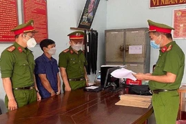 Cơ quan công an đọc lệnh bắt giam đối tượng Hồ Dễ. Ảnh: Công an TP Đà Nẵng.