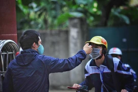 Mở lại trường, học sinh lớp 9, lớp 12 đi học đầu tiên ​