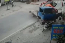 Video: Kinh hoàng xe tải đâm thẳng sang đường gây tai nạn tử vong