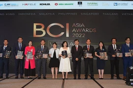 Bà Nguyễn Thị Hạnh, Tổng Giám đốc Flamingo Group (thứ 3 từ trái qua) cùng đại diện các đơn vị thắng giải trên sân khấu BCI Asia Awards 2022.