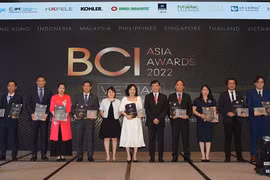 Bà Nguyễn Thị Hạnh, Tổng Giám đốc Flamingo Group (thứ 3 từ trái qua) cùng đại diện các đơn vị thắng giải trên sân khấu BCI Asia Awards 2022.