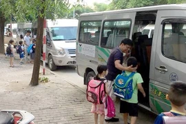 'Siết' quản lý hoạt động ô tô đưa đón học sinh tại Hà Nội