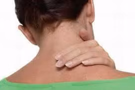  Xoa bóp trị cổ căng cứng khi ngủ dậy